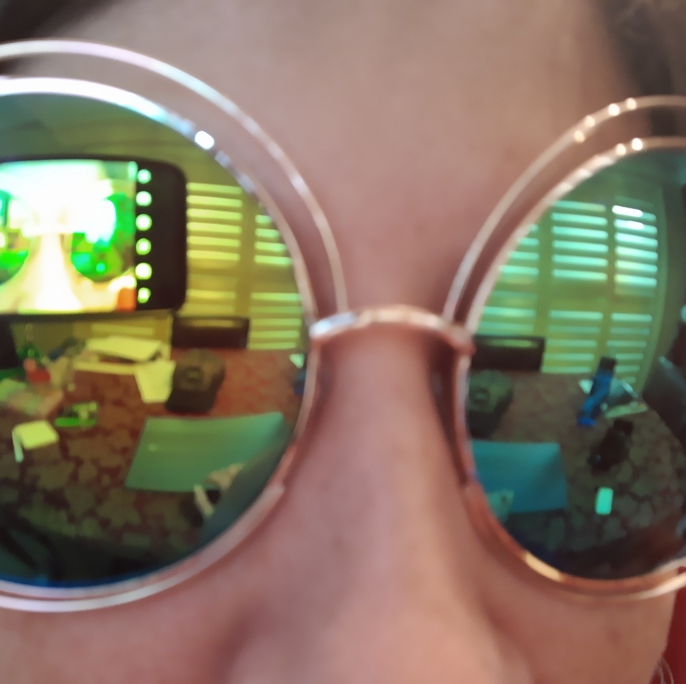 Large-lensed, slightly tinted sunglasses - Picture 3 of 4